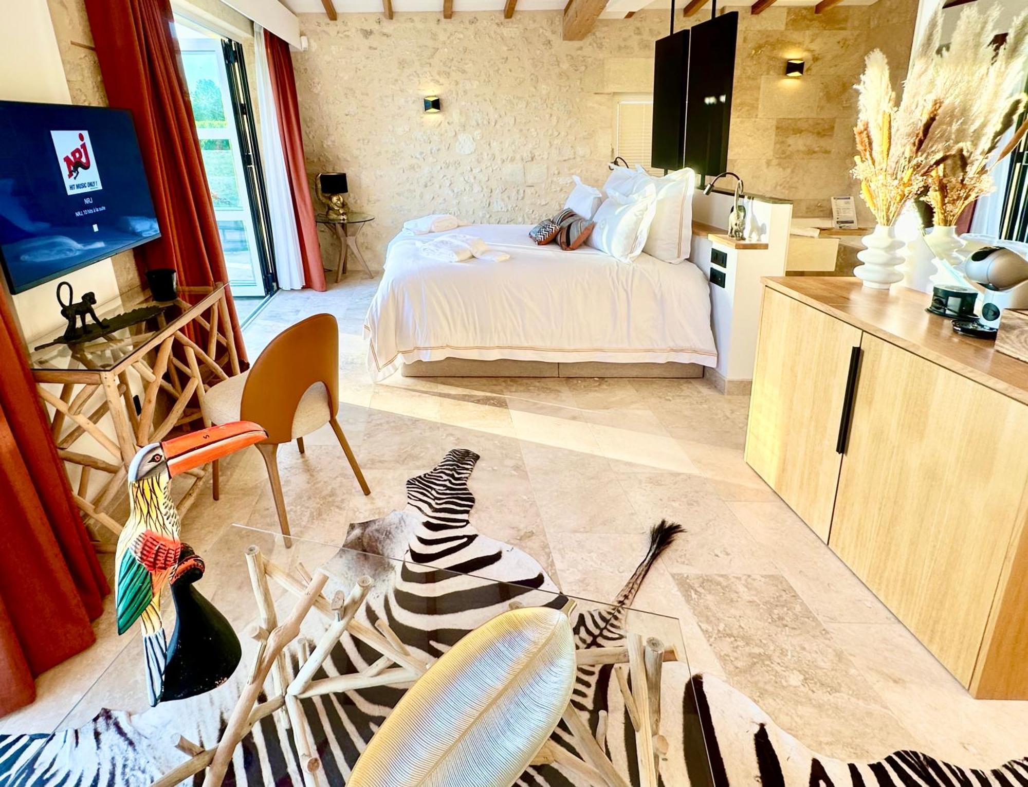Chateau De Lafont Suites Saint-Vivien  Bagian luar foto