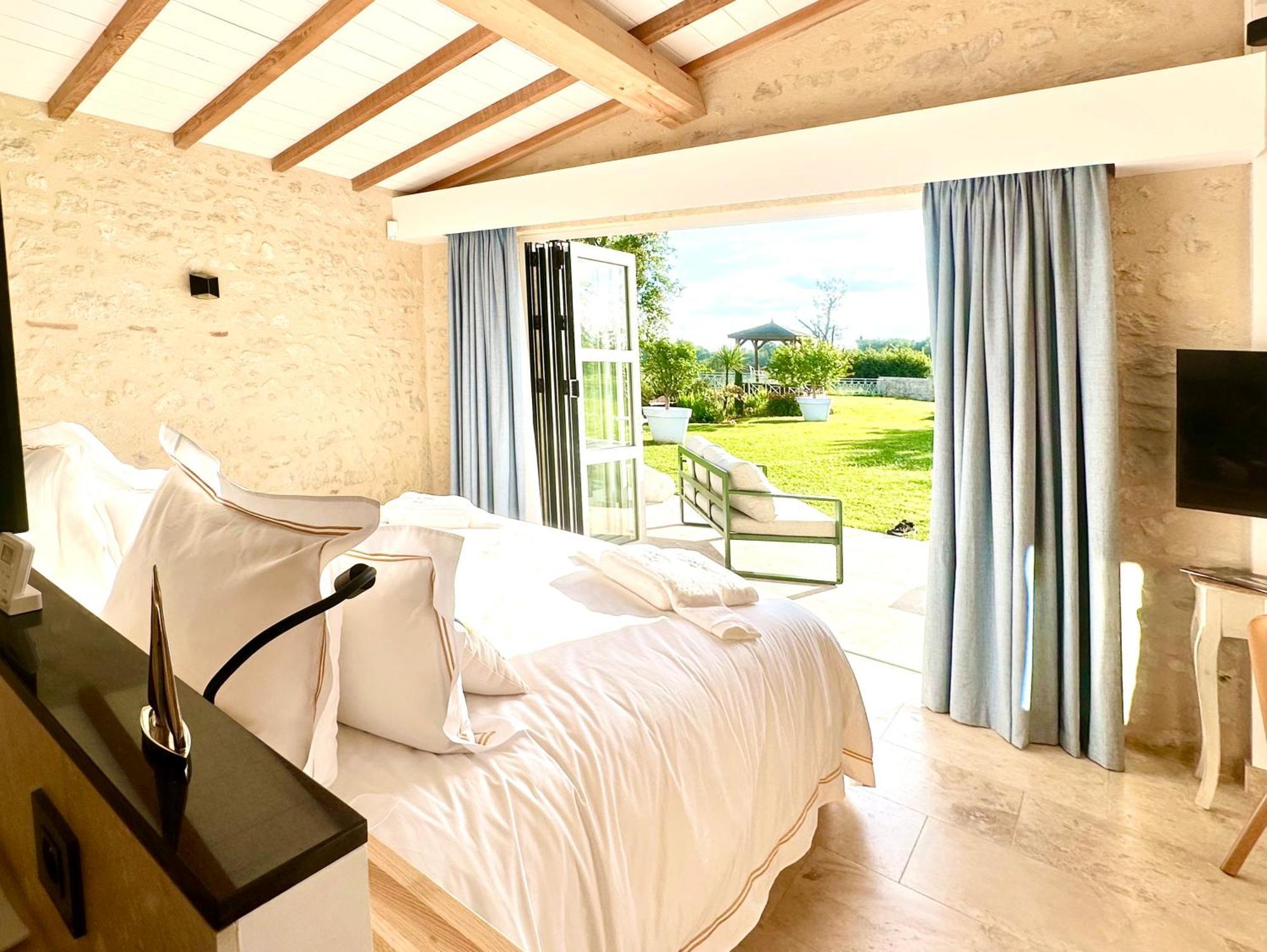 Chateau De Lafont Suites Saint-Vivien  Bagian luar foto