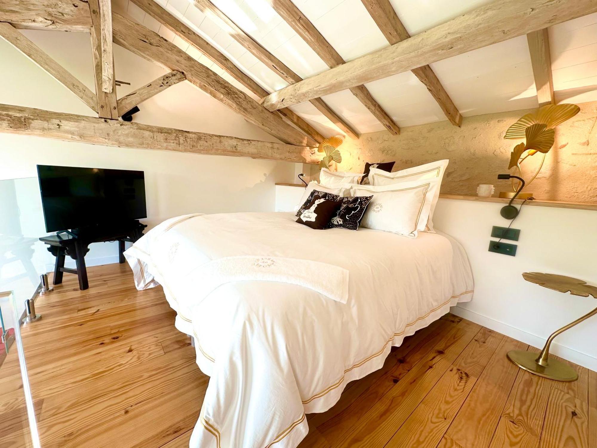 Chateau De Lafont Suites Saint-Vivien  Bagian luar foto