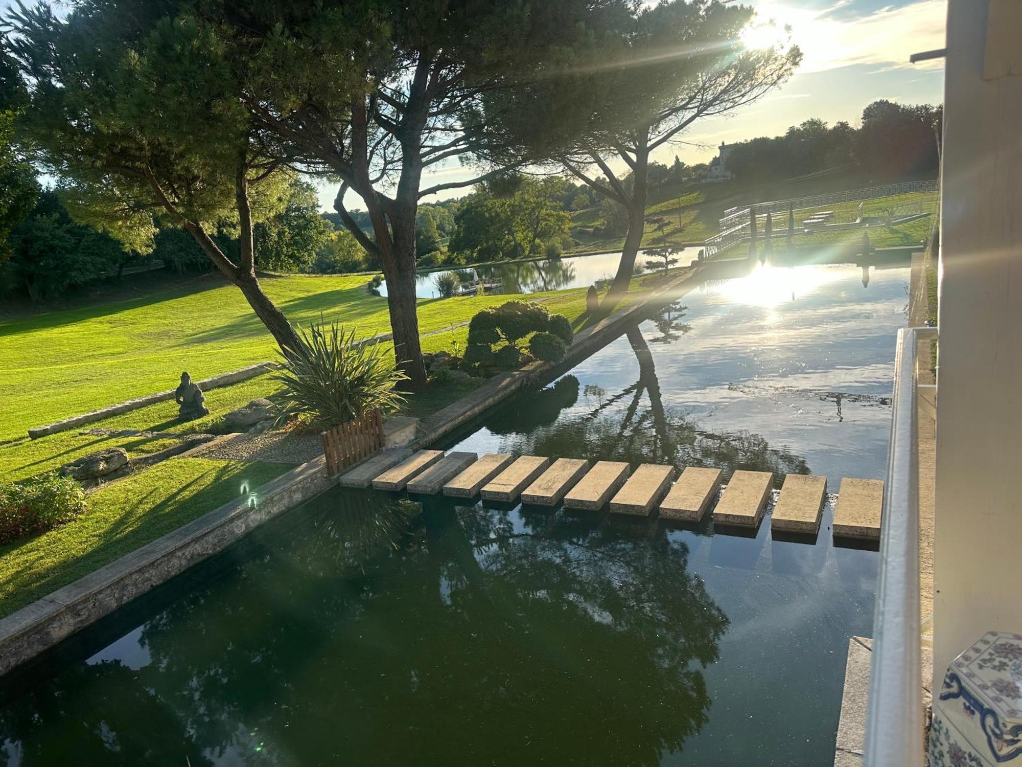 Chateau De Lafont Suites Saint-Vivien  Bagian luar foto